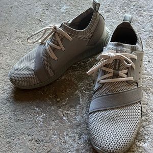 Under Armour 7.5 Like New Gray Gym Shoes Sneakers